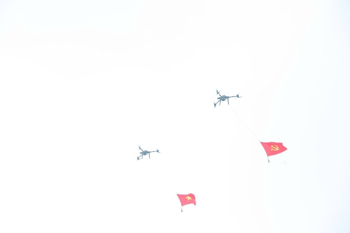 UAV mang theo cờ Đảng, cờ Tổ quốc.