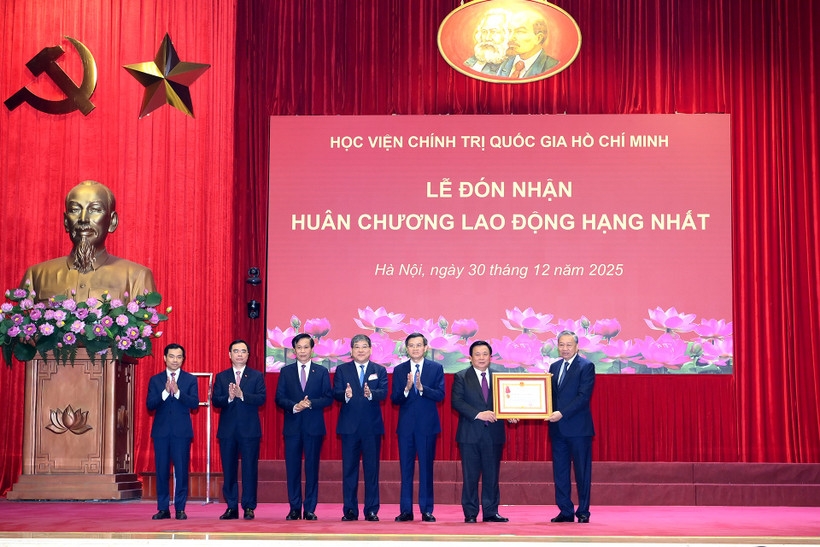 Tổng Bí thư Tô Lâm trao Huân chương Lao động hạng Nhất tặng Học viện Chính trị Quốc gia Hồ Chí Minh. Ảnh: Nhân Dân.