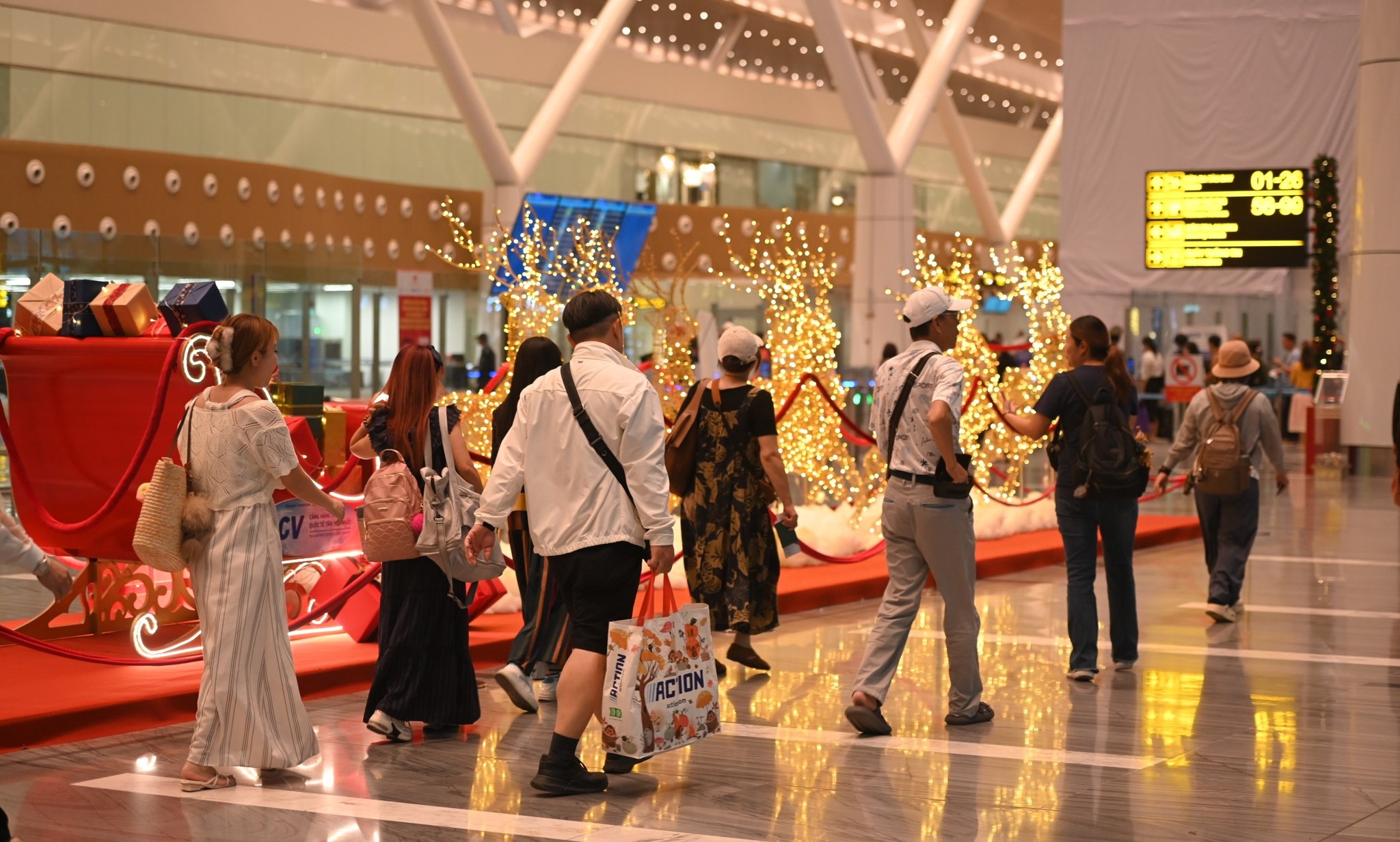 Riêng hai ngày cao điểm 1/1 và 4/1/2026, sản lượng chuyến bay đi - đến Tân Sơn Nhất dự kiến lên tới 786 chuyến/ngày.