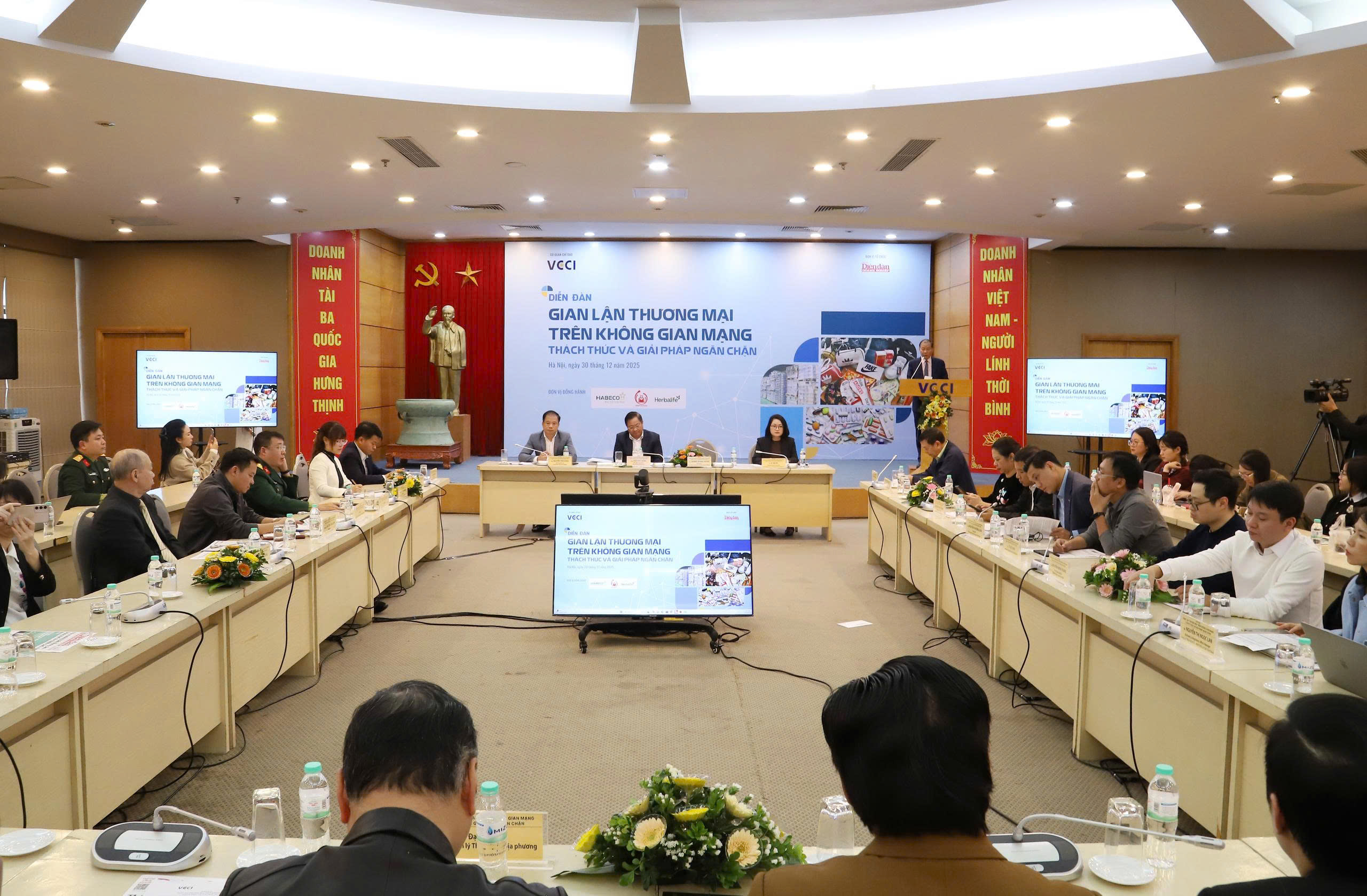 Quang cảnh diễn đàn.