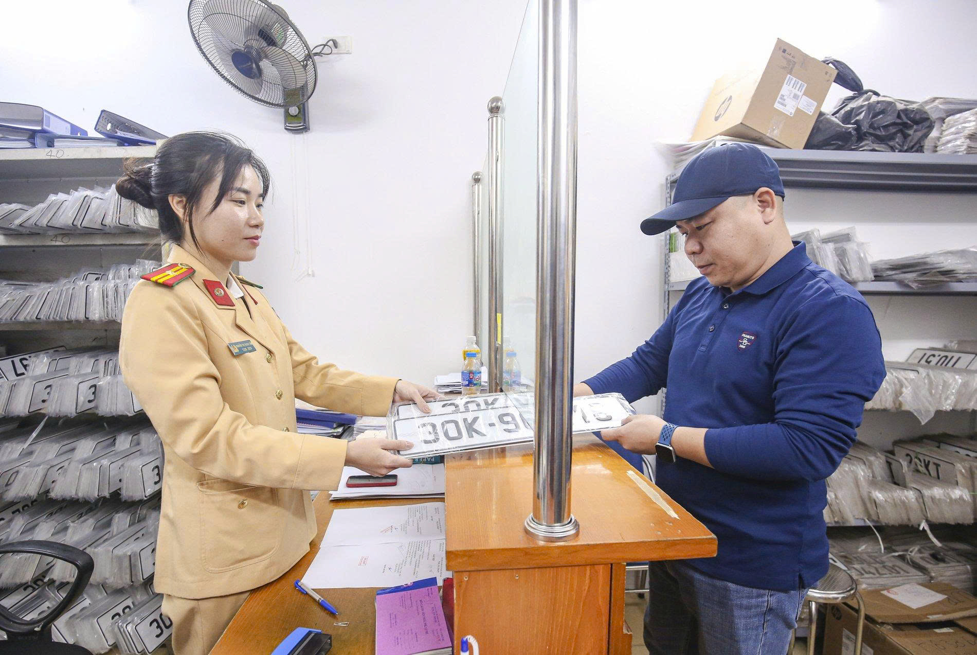 <i>Theo Dự thảo Thông tư quy định mức thu, chế độ thu, nộp, miễn lệ phí đăng ký, cấp biển phương tiện giao thông&nbsp;của&nbsp;Bộ Tài chính,&nbsp;lệ phí cấp biển số tại Hà Nội, TP.HCM dự&nbsp;kiến sẽ&nbsp;chỉ còn 14 triệu đồng.</i>