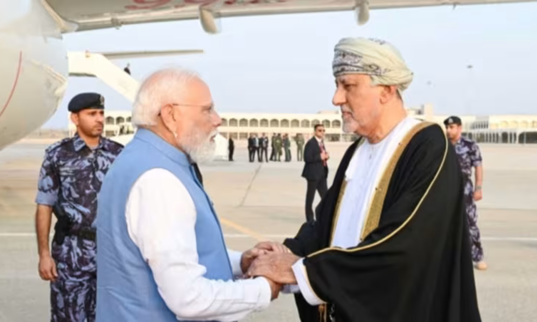Phó Thủ tướng Oman phụ trách quốc phòng Sayyid Shihab bin Tariq Al Said đón Thủ tướng Narendra Modi khi ông tới Muscat ngày 17/12 - Ảnh: Oman News Agency/Reuters