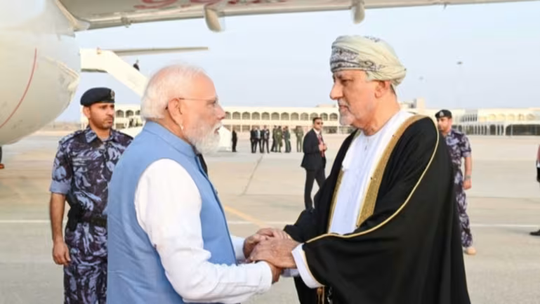 Phó Thủ tướng Oman phụ trách quốc phòng Sayyid Shihab bin Tariq Al Said đón Thủ tướng Narendra Modi khi ông tới Muscat ngày 17/12 - Ảnh: Oman News Agency/Reuters