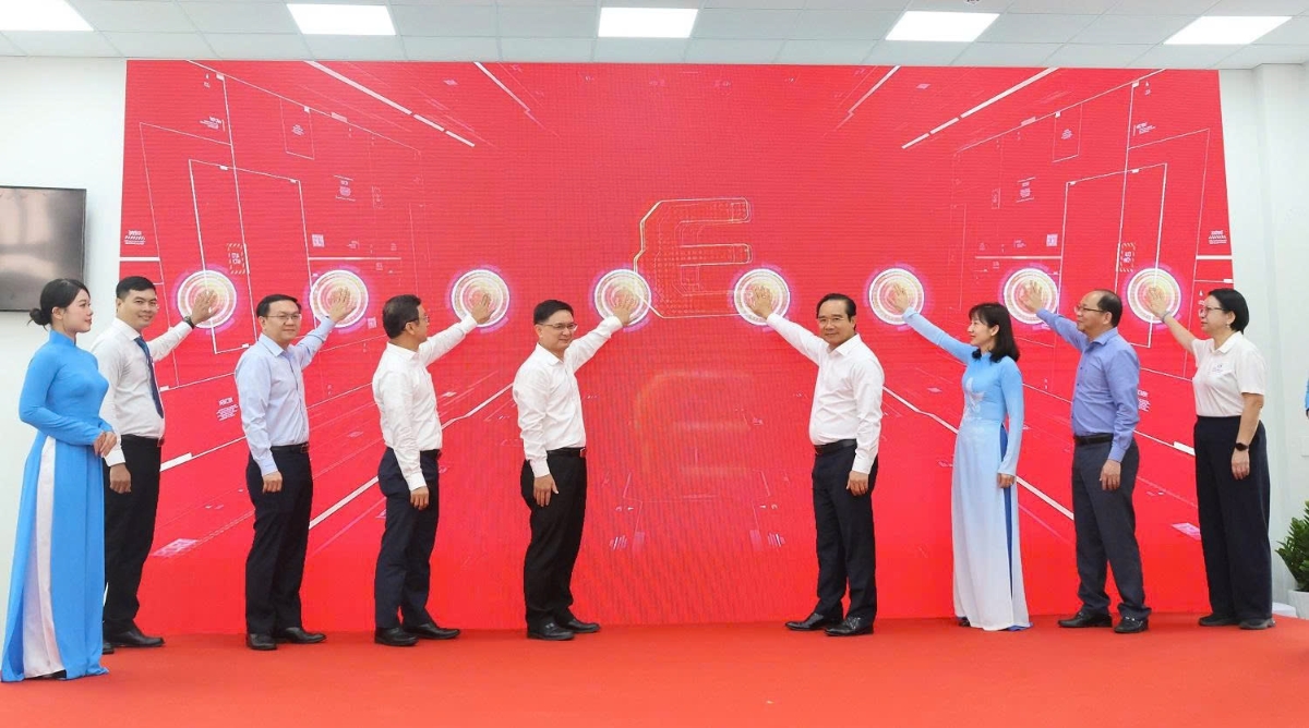 Các đại biểu bấm nút khai trương Trung tâm Phục vụ hành chính công