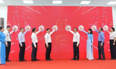 Các đại biểu bấm nút khai trương Trung tâm Phục vụ hành chính công