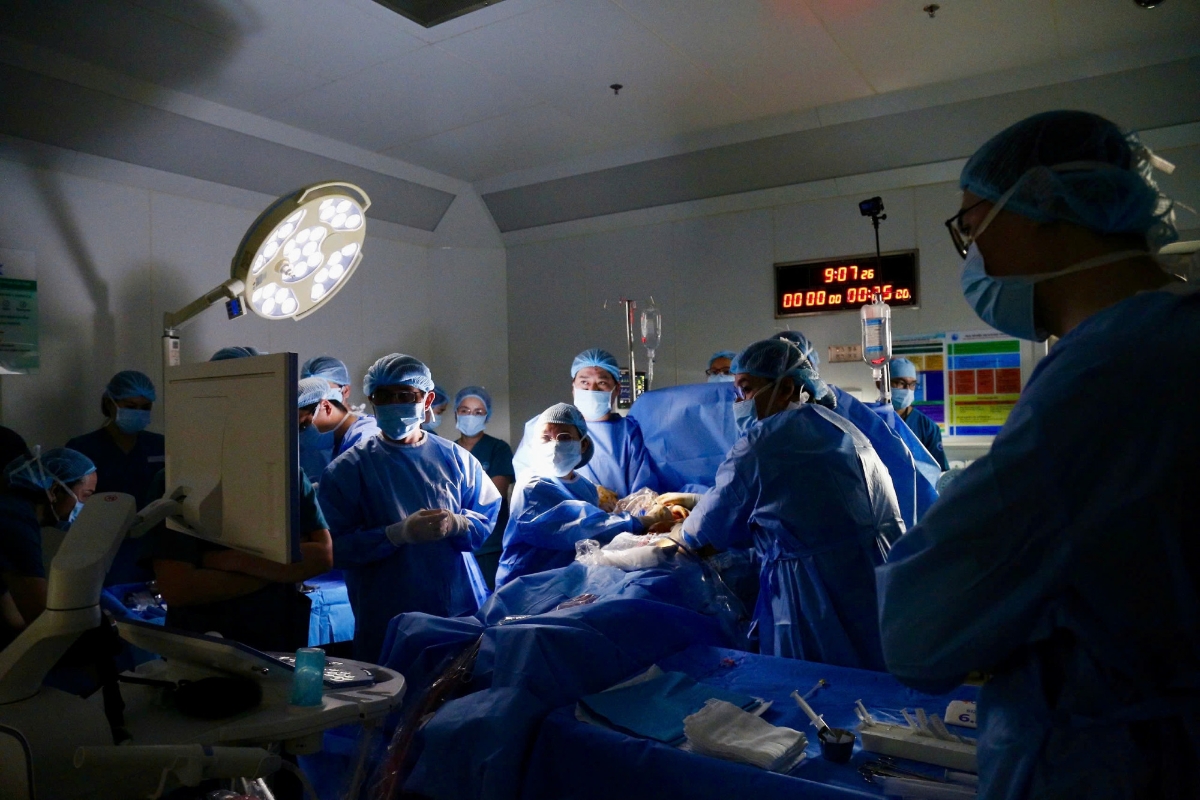 Ê-kíp 2 bệnh viện trong phẫu thuật can thiệp thông tim bào thai lần thứ 12.