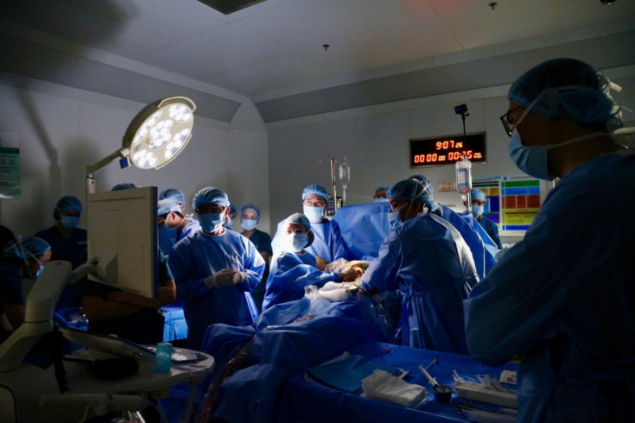 Ê-kíp 2 bệnh viện trong phẫu thuật can thiệp thông tim bào thai lần thứ 12.