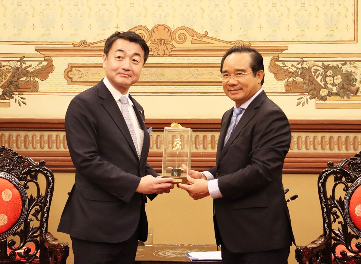 Chủ tịch UBND TP.Hồ Chí Minh Nguyễn Văn Được tặng quà lưu niệm cho ông Sasaki Hajime, Thứ trưởng Bộ Giao thông, Đất đai, Cơ sở hạ tầng và Du lịch Nhật Bản - Ảnh: Cổng thông tin điện tử TP. Hồ Chí Minh.
