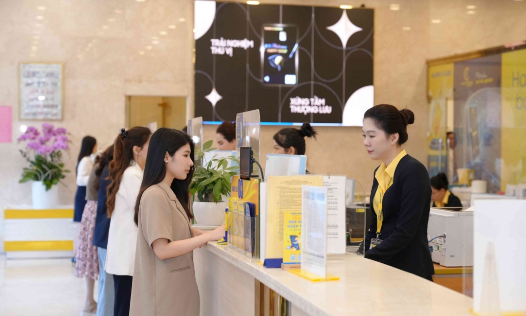 Khách hàng giao dịch tại Nam A Bank.