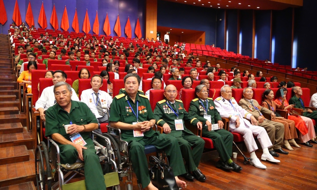 Đại biểu người có công với cách mạng dự hội nghị tri ân người có công năm 2025. Ảnh: Tống Giáp.