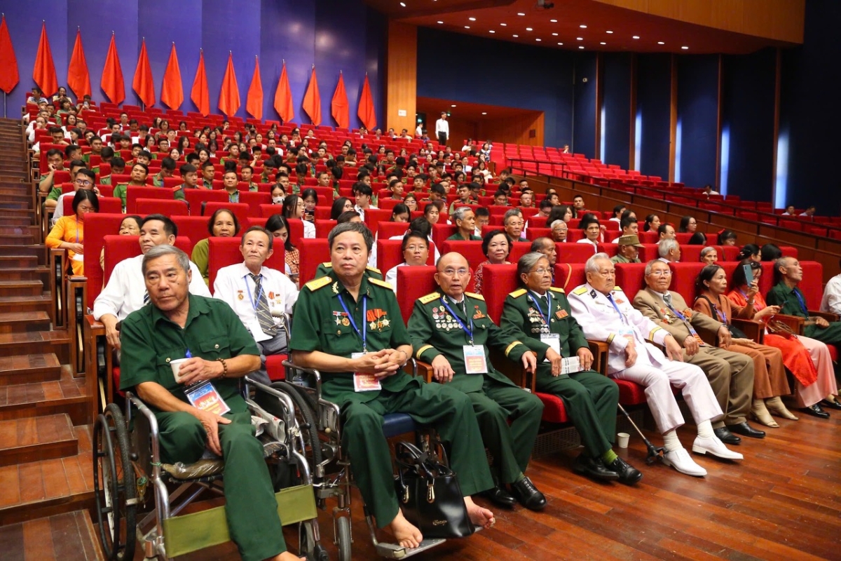 Đại biểu người có công với cách mạng dự hội nghị tri ân người có công năm 2025. Ảnh: Tống Giáp.