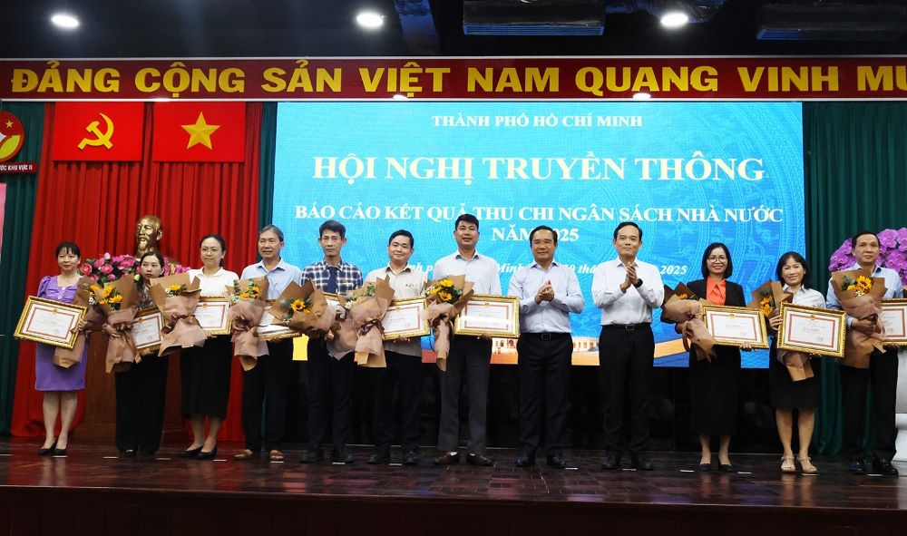 Bí thư Thành ủy TP. Hồ Chí Minh Trần Lưu Quang và Chủ tịch UBND TP. Hồ Chí Minh Nguyễn Văn Được tặng Bằng khen UBND Thành phố cho các tập thể - Ảnh Cổng thông tin điện tử TP. Hồ Chí Minh.