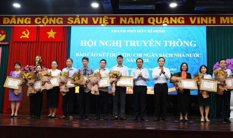 Bí thư Thành ủy TP. Hồ Chí Minh Trần Lưu Quang và Chủ tịch UBND TP. Hồ Chí Minh Nguyễn Văn Được tặng Bằng khen UBND Thành phố cho các tập thể - Ảnh Cổng thông tin điện tử TP. Hồ Chí Minh.