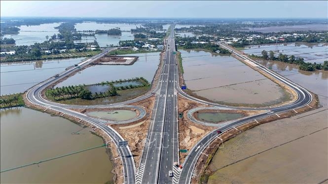 Cao tốc Cần Thơ - Cà Mau. Ảnh: TTXVN