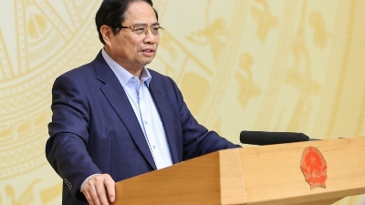 PM requests to urgently remove obstacles facing stalled projects