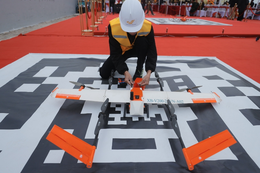 Vật phẩm sau đó được phê duyệt và đóng gói theo đúng quy định rồi đặt vào thiết bị UAV.&nbsp;