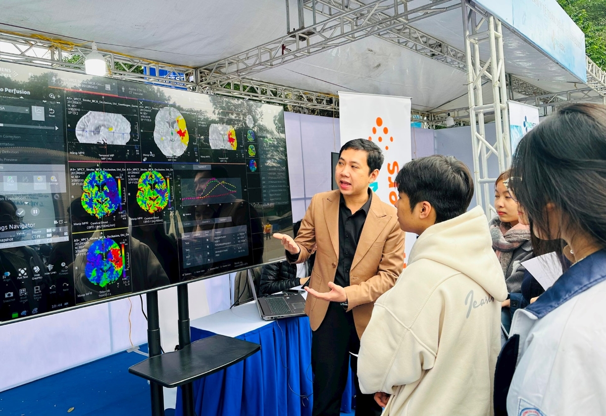 Sinh viên trải nghiệm công nghệ số trong chăm sóc sức khỏe&nbsp;tại lễ ra mắt&nbsp;Viện nghiên cứu và ứng dụng trí tuệ nhân tạo (AI4LIFE).