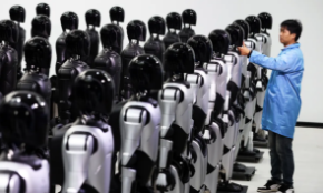 Một kỹ sư đang kiểm tra lỗi robot tại nhà máy của AgiBot, Thượng Hải, Trung Quốc