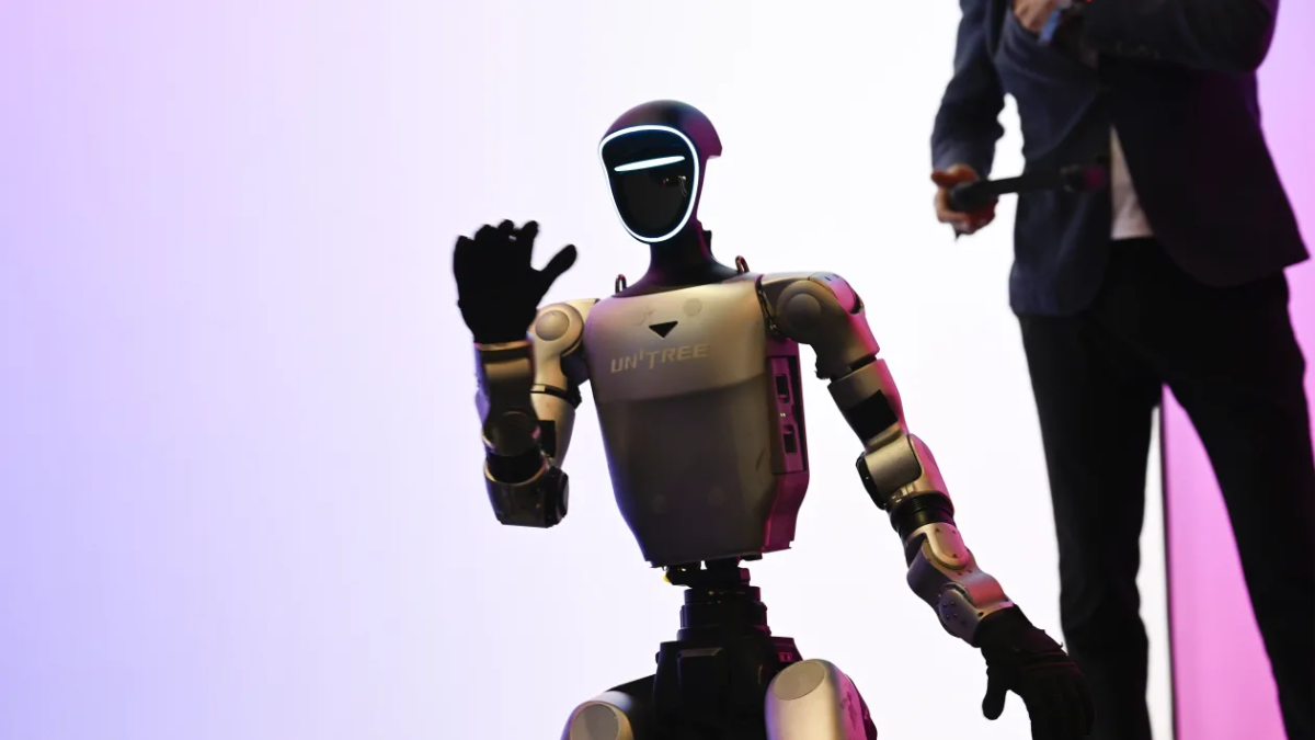 Robot Unitree biểu diễn cho khách tham quan tại Hội nghị thượng đỉnh Trung Quốc tại Lisbon, Bồ Đào Nha