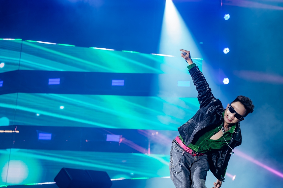 Hoàng Tôn được khán giả yêu thích bởi những ca khúc lãng mạn.