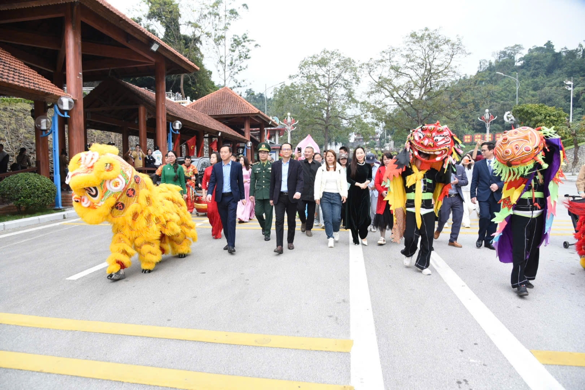 Lễ đón đoàn du khách "xông đất" Lạng Sơn vào sáng 1/1/2026.