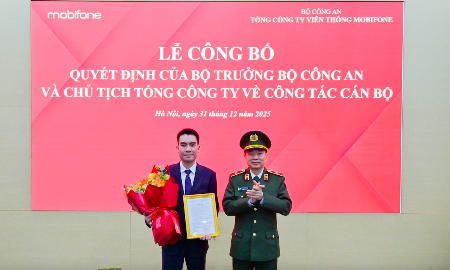 Thiếu tướng Trương Sơn Lâm (phải), Chủ tịch MobiFone trao quyết định bổ nhiệm chức vụ quyền Tổng giám đốc MobiFone cho ông Trần Đức Thành.