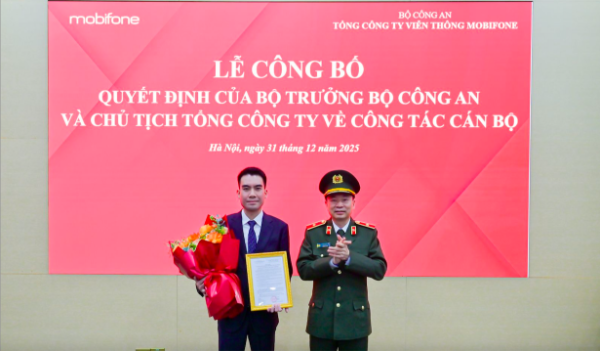 Thiếu tướng Trương Sơn Lâm (phải), Chủ tịch MobiFone trao quyết định bổ nhiệm chức vụ quyền Tổng giám đốc MobiFone cho ông Trần Đức Thành.