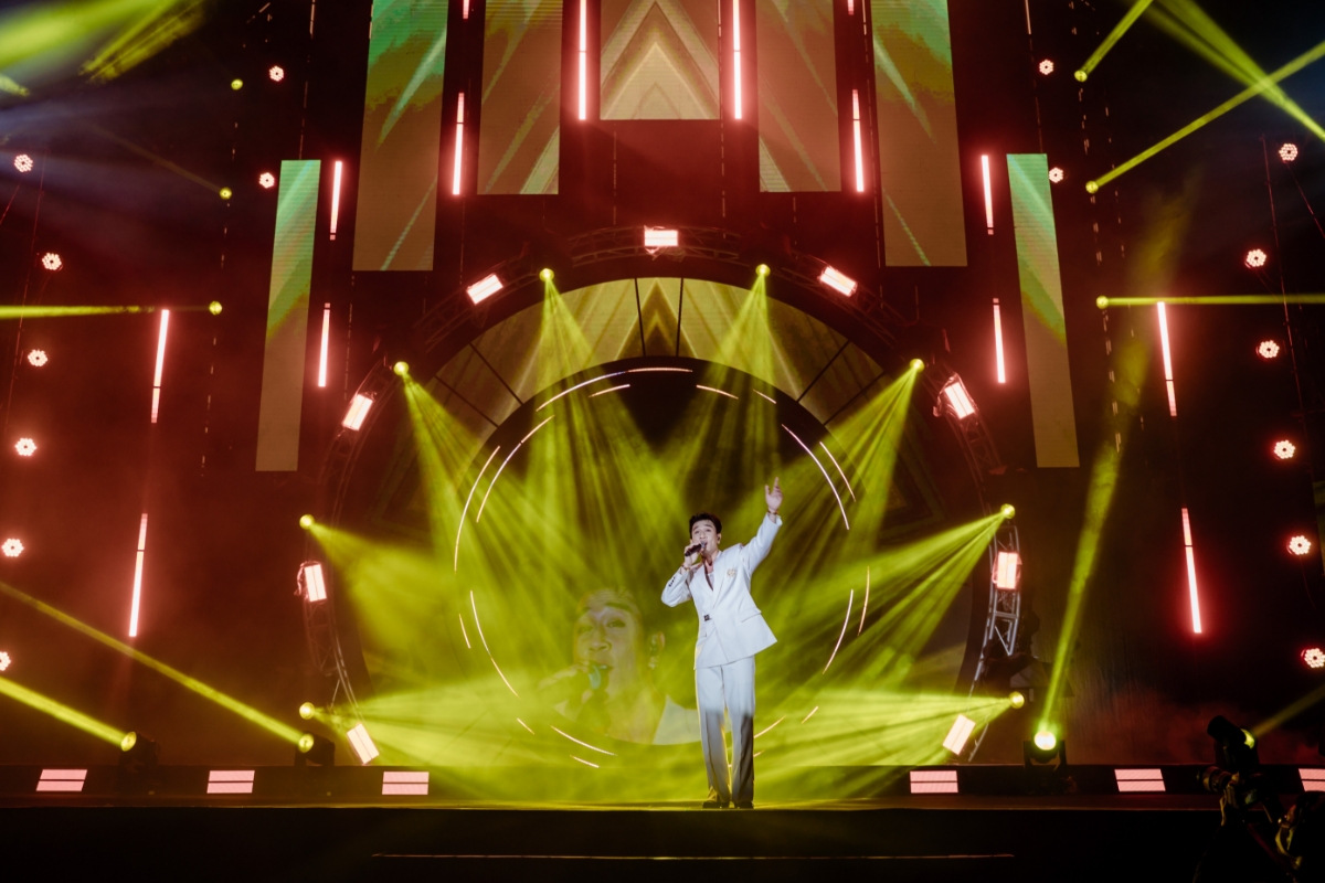 Dương Edward trên sân khấu Eco Central Park Countdown.