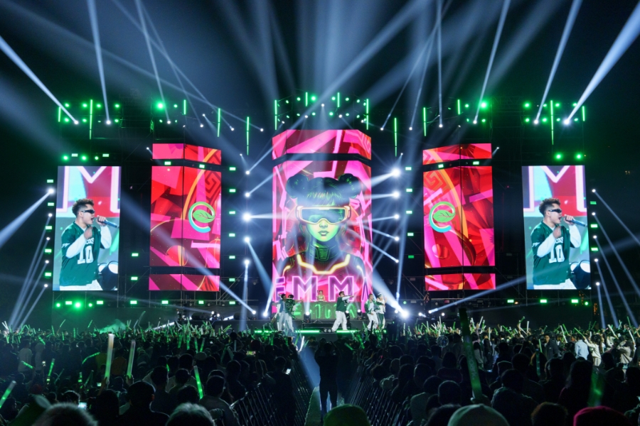 Không khí sôi động, khán giả “cháy” hết mình tại E-Gen Ecopark Countdown 2026.