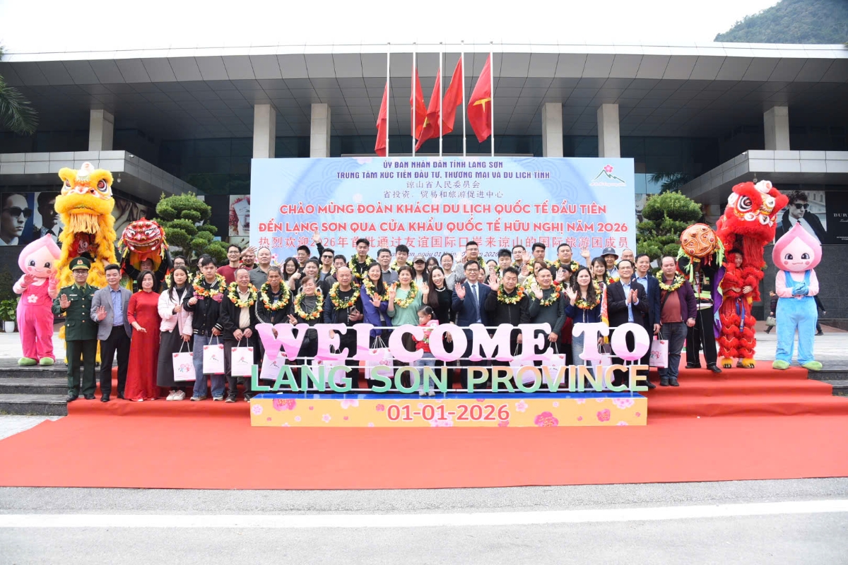 Lễ đón đoàn du khách quốc tế đầu tiên “xông đất” trong năm mới tại Lạng Sơn.