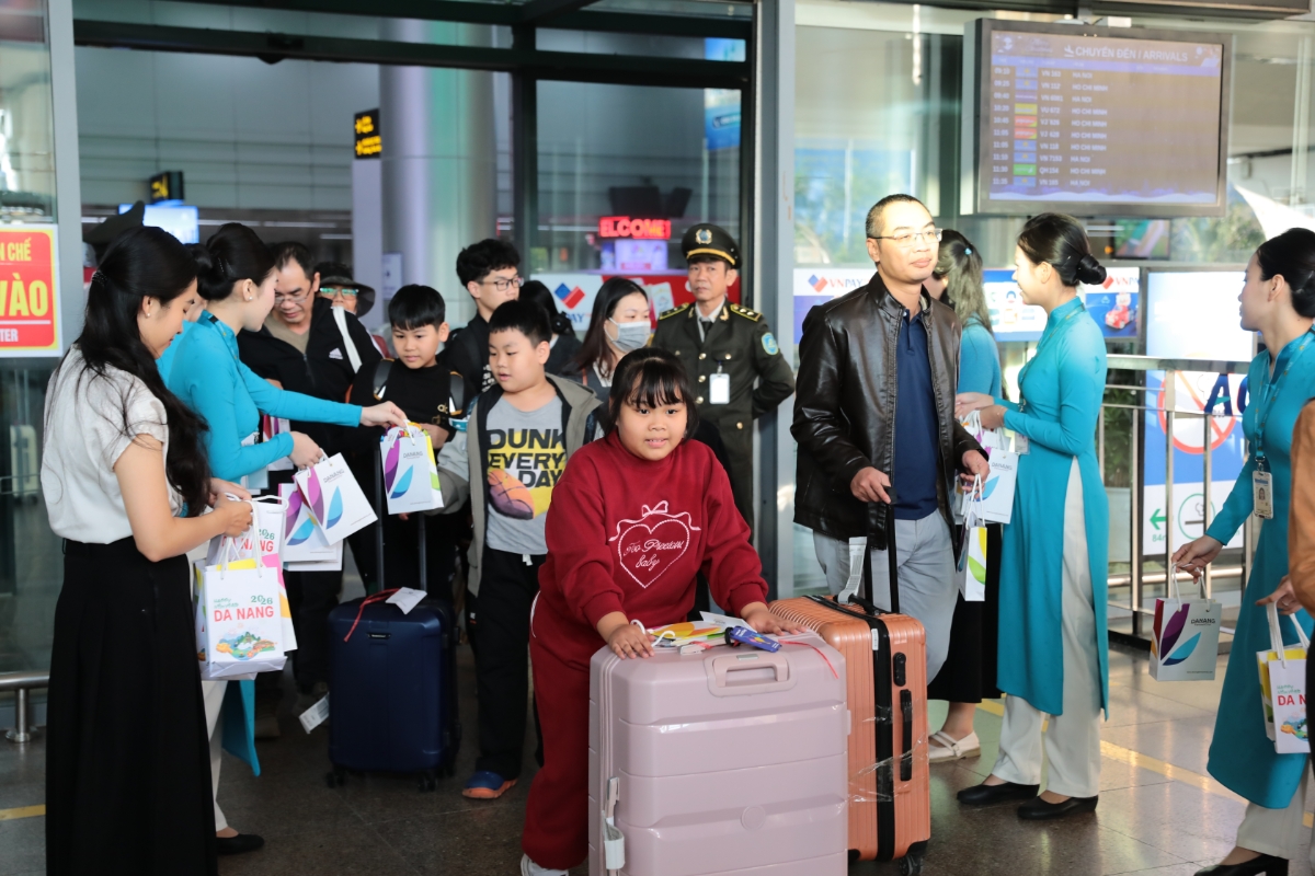 Những hành khách đầu tiên đến Đà Nẵng qua đường hàng không.
