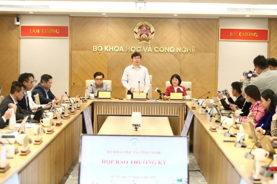 Thứ trưởng Bùi Hoàng Phương chủ trì họp báo thường kỳ tháng 12 của Bộ Khoa học và Công nghệ. 