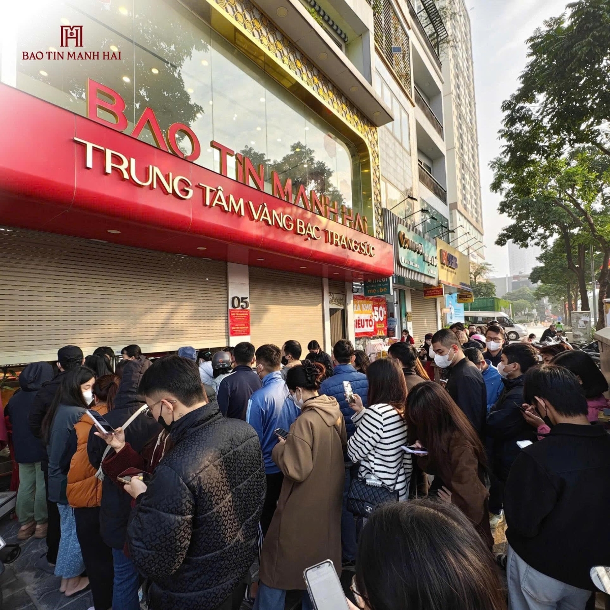 Chưa đến giờ mở cửa, dòng người đã xếp hàng trước cổng Bảo Tín Mạnh Hải, kiên nhẫn chờ đợi để trở thành những người đầu tiên sở hữu 'Tiểu Kim Cát' 0,1 chỉ.