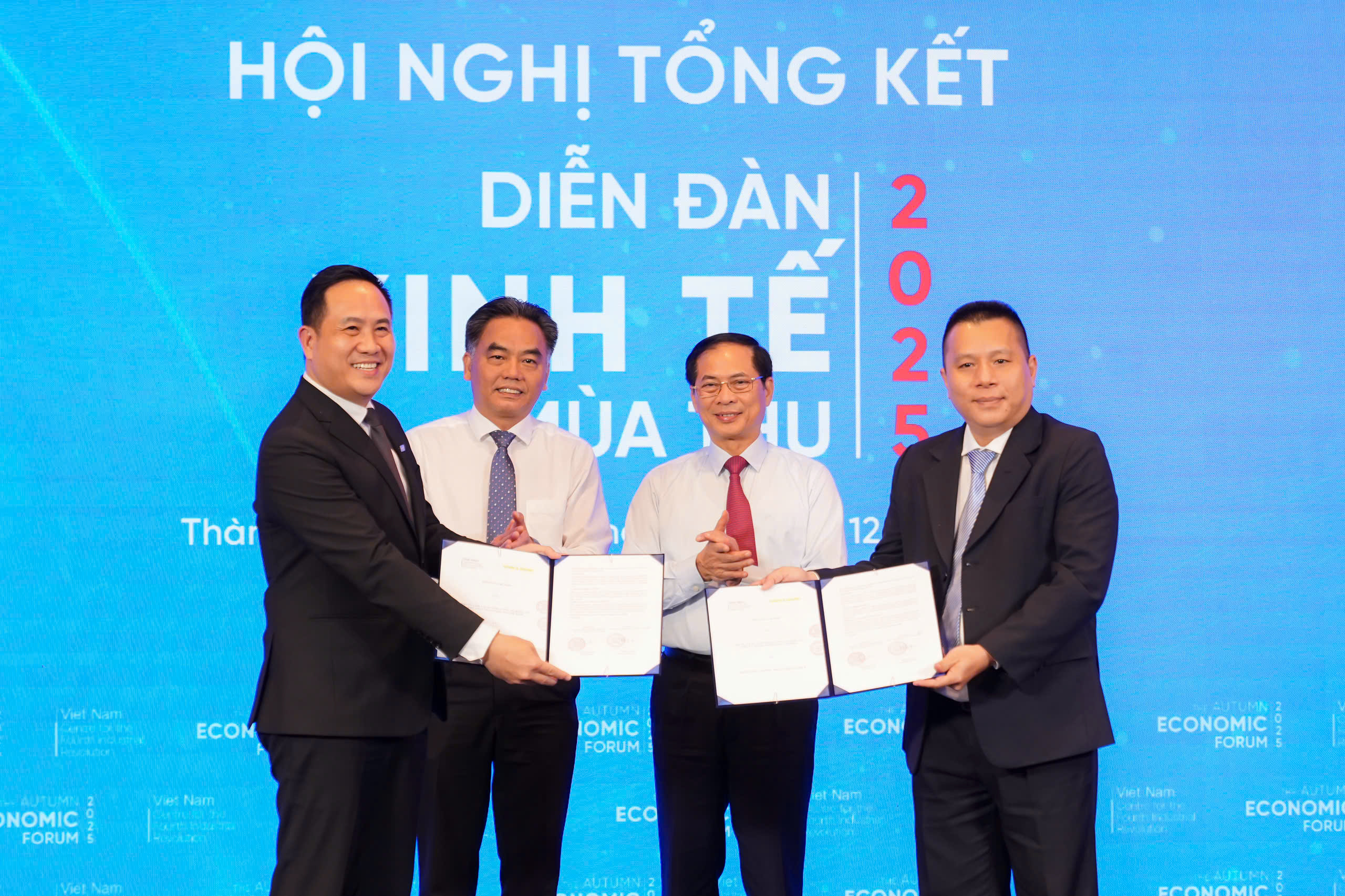 Ông Hà Huy Cường, Phó Tổng giám đốc Nam A Bank (bìa trái) và đại diện HCMC C4IR ký kết Biên bản ghi nhớ dưới sự chứng kiến của Phó Thủ tướng Bùi Thanh Sơn và Ông Nguyễn Lộc Hà - Phó Chủ tịch Thường trực UBND TP.HCM.
