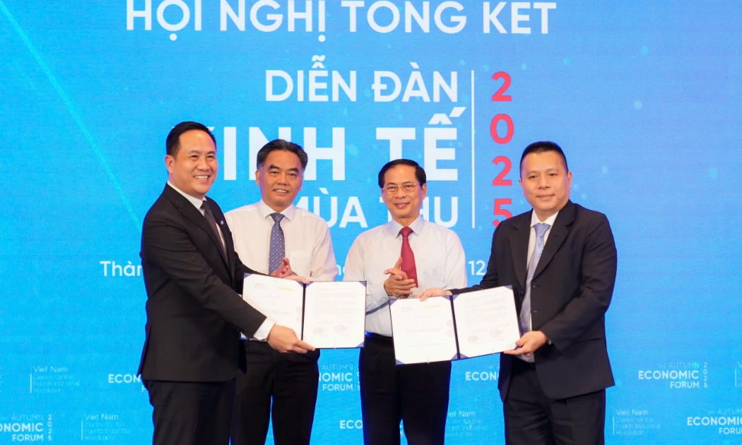 Ông Hà Huy Cường, Phó Tổng giám đốc Nam A Bank (bìa trái) và đại diện HCMC C4IR ký kết Biên bản ghi nhớ dưới sự chứng kiến của Phó Thủ tướng Bùi Thanh Sơn và Ông Nguyễn Lộc Hà - Phó Chủ tịch Thường trực UBND TP.HCM.