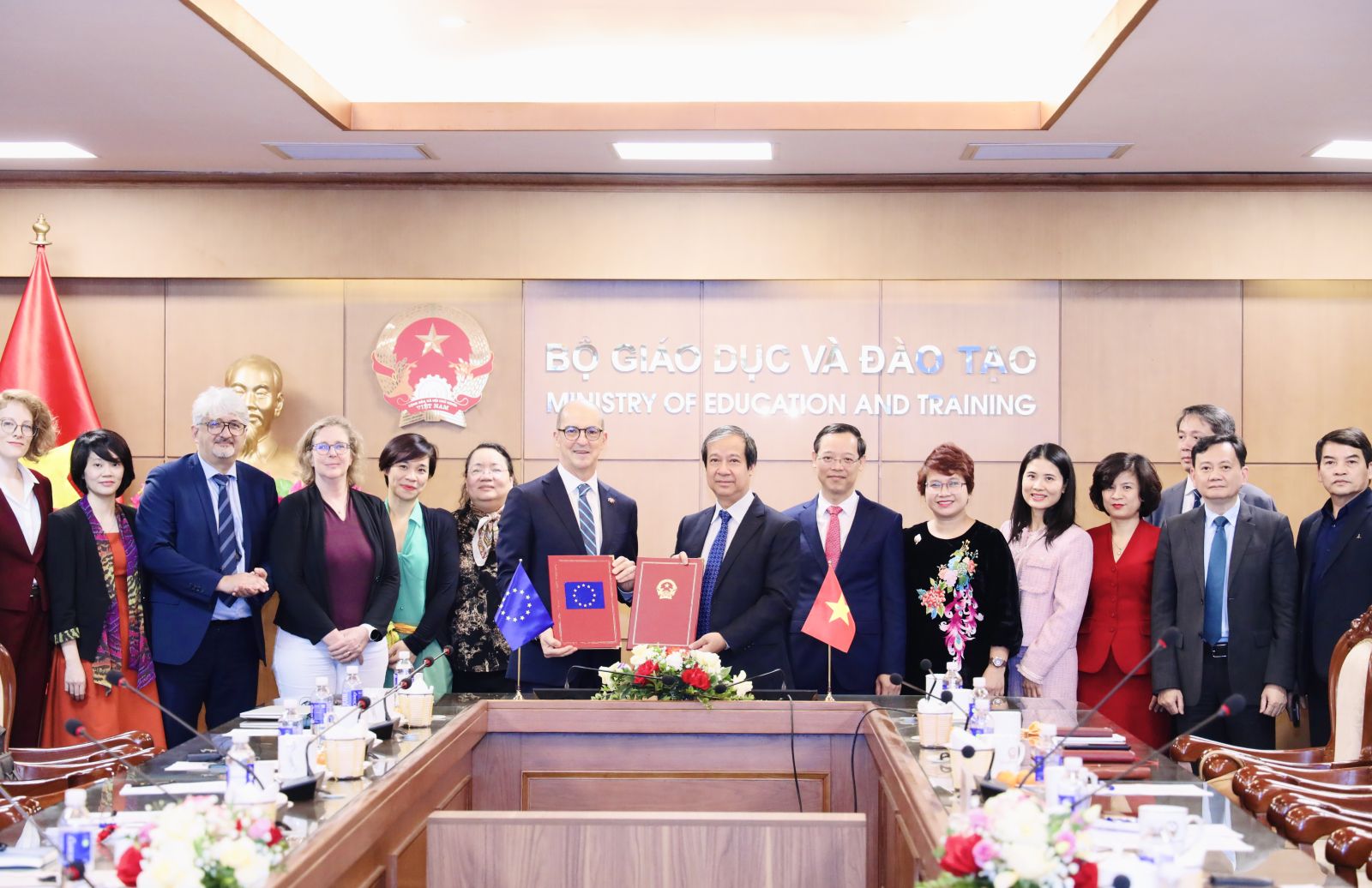 Bộ trưởng Bộ Giáo dục và Đào tạo Nguyễn Kim Sơn và đại diện Phái đoàn Liên minh châu Âu tại Việt Nam Rafael De Bustamante kí kết Hiệp định tài chính Dự án “Chương trình hợp tác Việt Nam – EU về giáo dục nghề nghiệp” (VETVET). Ảnh: MOET