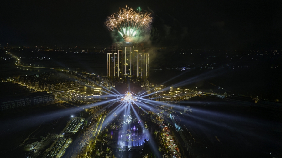 Bữa tiệc âm thanh, ánh sáng pháo hoa tại Eco Central Park Countdown.