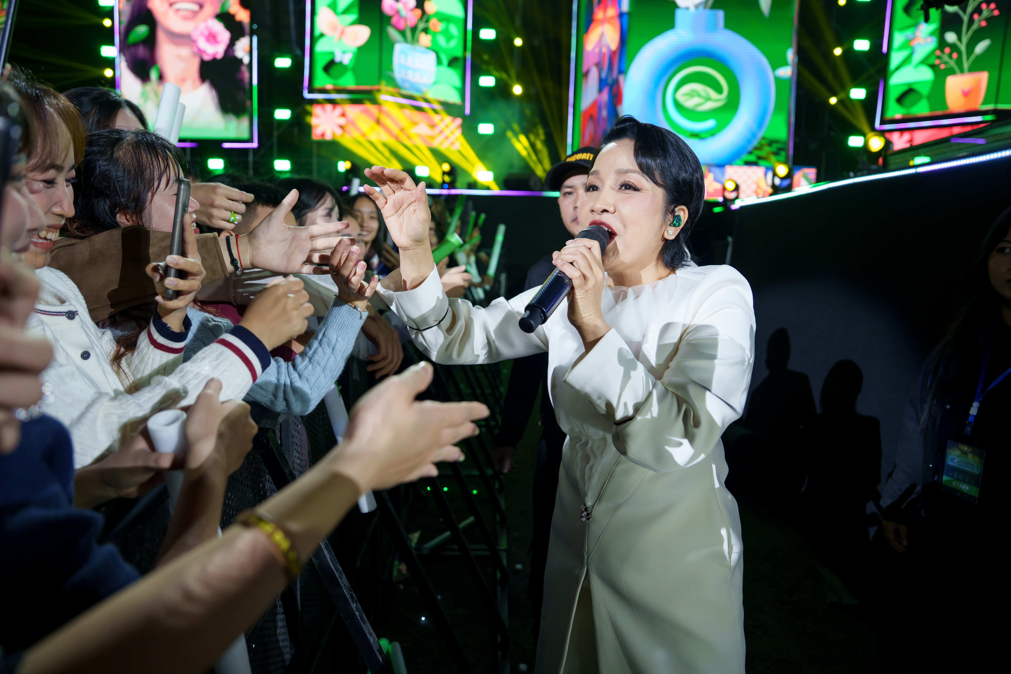 Diva Mỹ Linh giao lưu cùng khán giả E-Gen Ecopark Countdown.