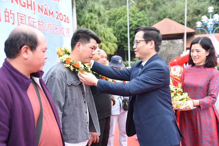 Tặng hoa cho những du khách đầu tiên 