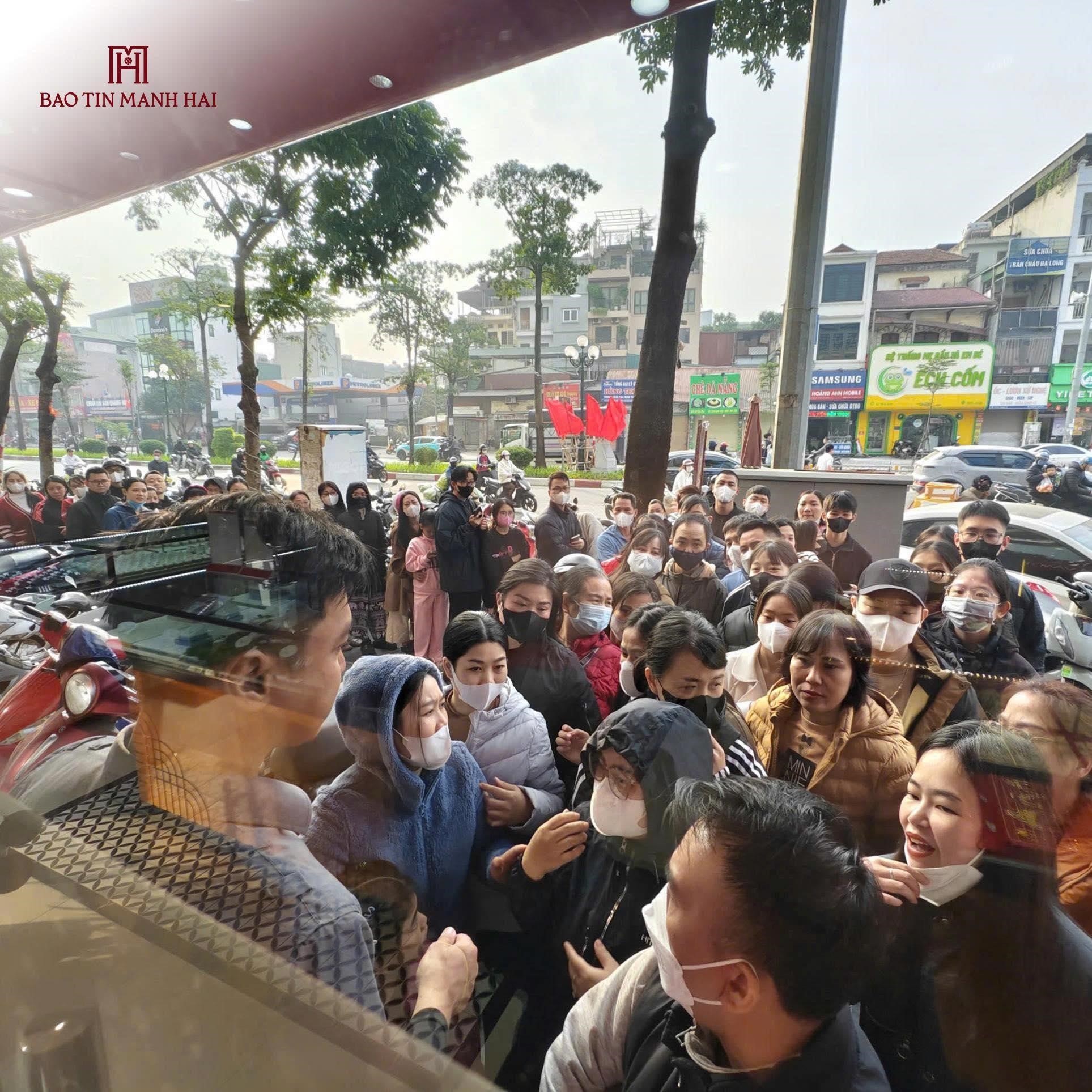 Cửa đã mở nhưng dòng người vẫn 'nối dài không dứt. Ai cũng mong ‘tậu’ được cho mình 1 bộ Tứ Quý Thịnh Vượng 0,1 chỉ năm 2026.