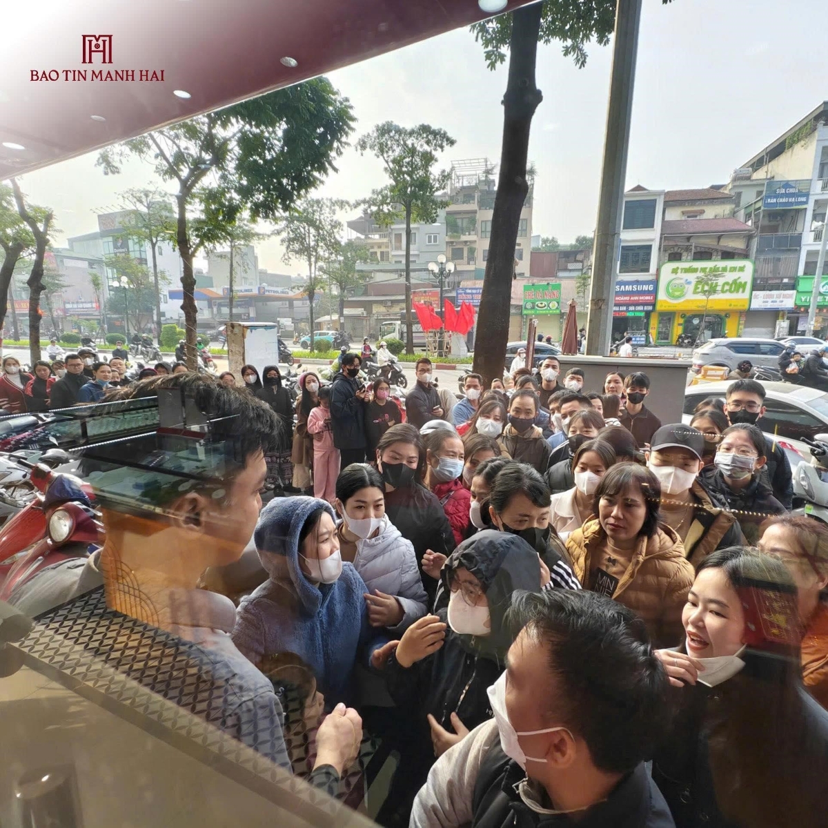 Cửa đã mở nhưng dòng người vẫn 'nối dài không dứt. Ai cũng mong ‘tậu’ được cho mình 1 bộ Tứ Quý Thịnh Vượng 0,1 chỉ năm 2026.