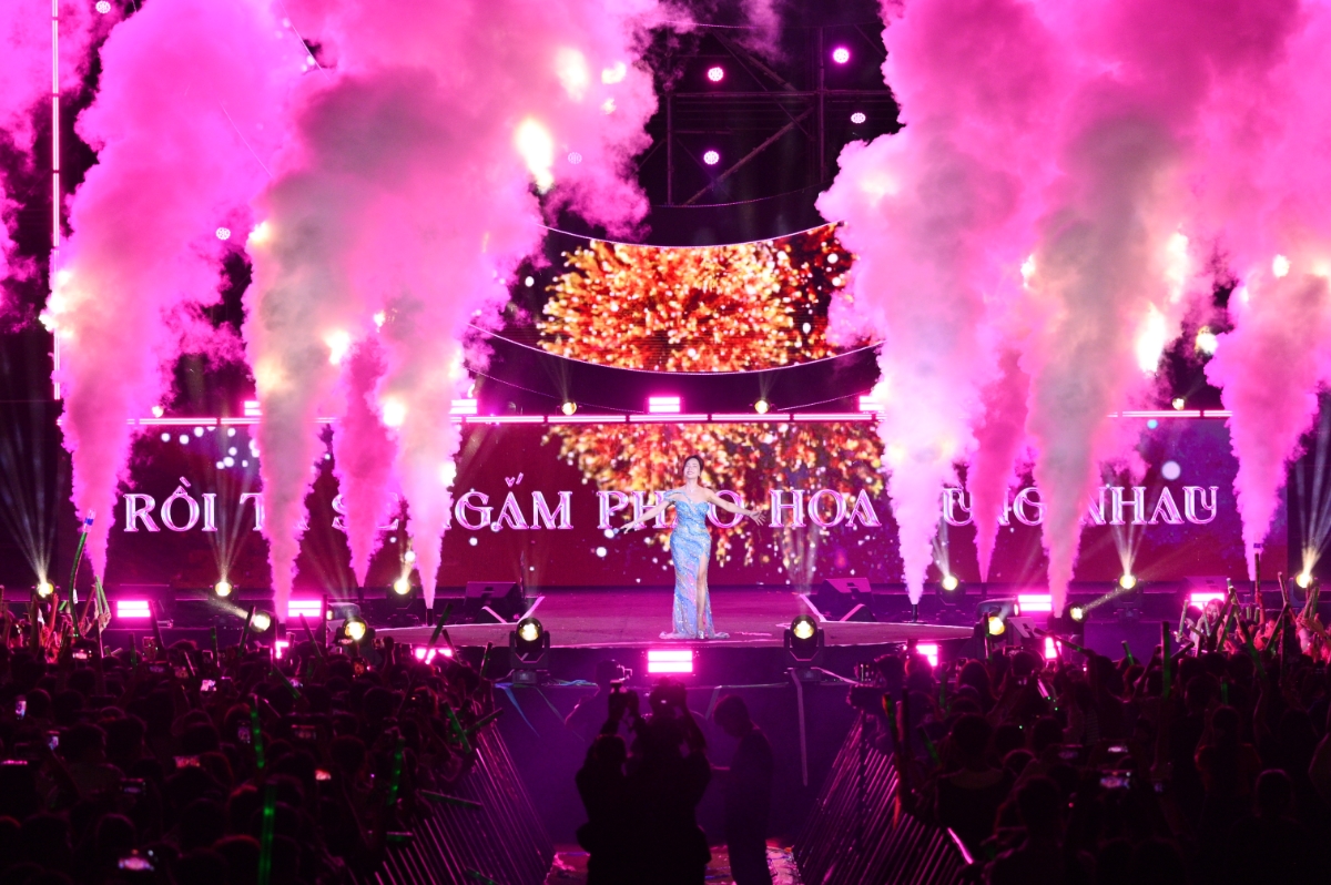 Uyên Linh mang những ca khúc ấm áp chào đón năm mới cùng cư dân, du khách Eco Retreat Countdown.