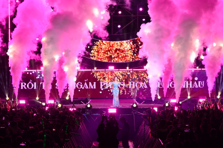 Uyên Linh mang những ca khúc ấm áp chào đón năm mới cùng cư dân, du khách Eco Retreat Countdown.