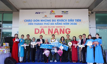 Ngành Hàng không và các dơn vị chức năng TP Đà Nẵng chào đón và tặng quà những hành khách xông đất đầu năm 2026.