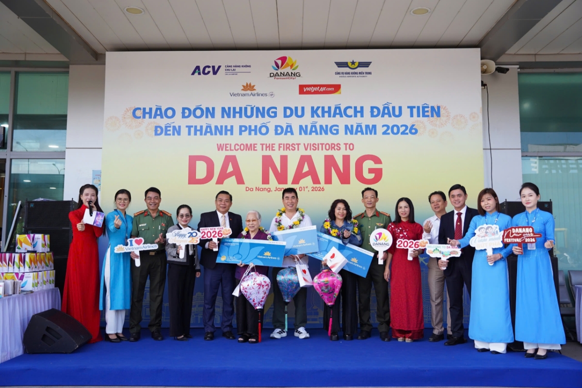 Ngành Hàng không và các dơn vị chức năng TP Đà Nẵng chào đón và tặng quà những hành khách xông đất đầu năm 2026.