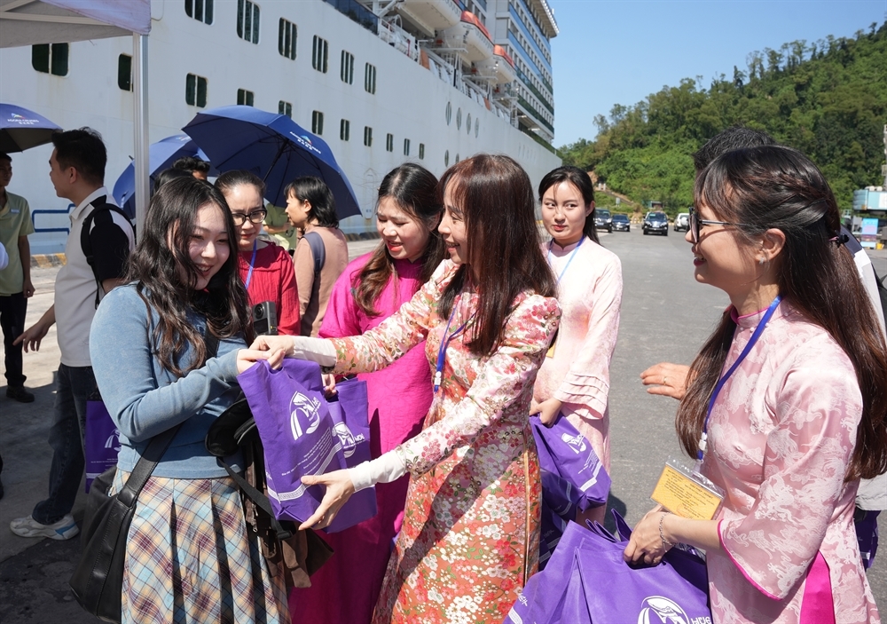 Tại Cảng Chân Mây những du khách trên chuyến tàu du lịch ADORA MEDITERRANEA đã được lãnh đạo UBND thành phố Huế, Sở Du lịch, Công ty Cổ phần Cảng Chân Mây và các đơn vị phối hợp tặng hoa, quà, chụp hình lưu niệm và thưởng thức các tiết mục nghệ thuật chào mừng từ những phút đầu tiên đặt chân đến thành phố Huế.