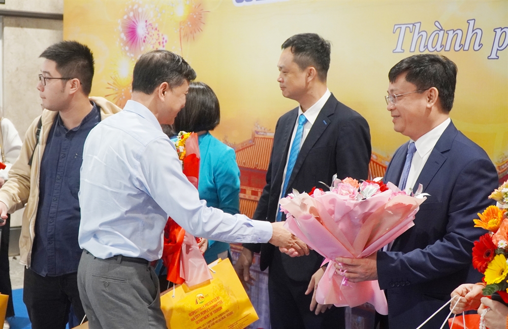 Huế rộn ràng đón những vị khách đầu tiên năm 2026 - Ảnh 1