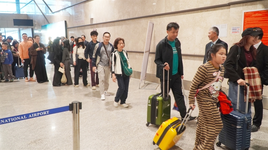 Hơn 180 hành khách trên chuyến bay đầu tiên đến Huế trong thời khắc đầu năm mới.