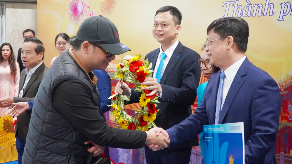 Phó Chủ tịch Thường trực UBND thành phố Nguyễn Thanh Bình tặng hoa và quà chào đón những du khách đầu tiên đến thành phố Huế bằng đường hàng không năm 2026.