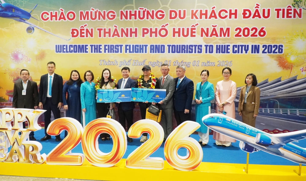 Hai hành khách may mắn nhất trên chuyến bay được trao vé máy bay khứ hồi nội địa của Vietnam Airlines.